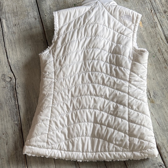 The North Face Women's White Quilted Vest - Picture 2 of 6